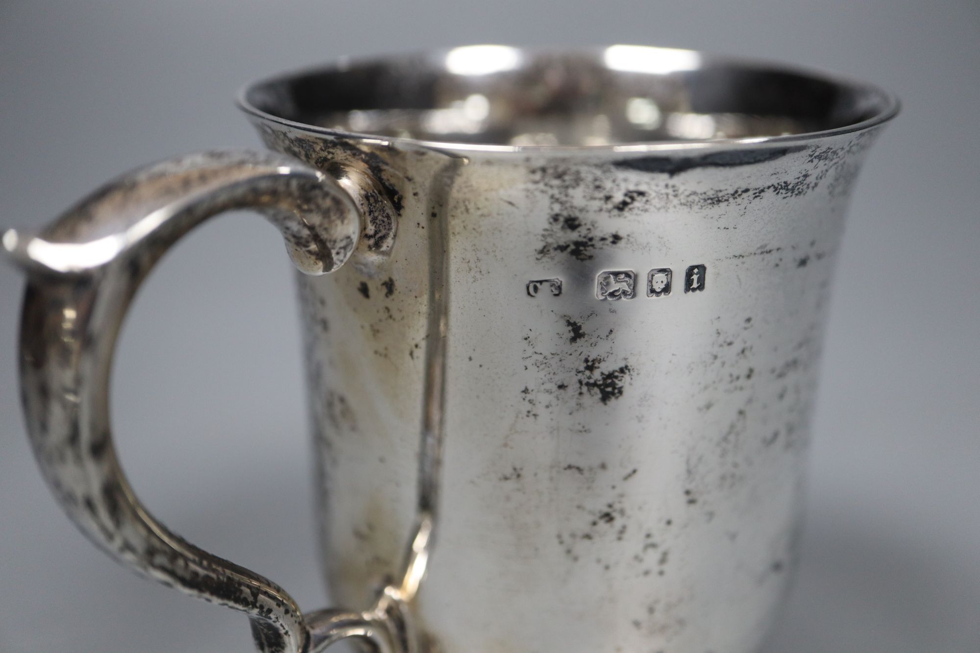 A Edwardian silver christening mug, London, 1904, 87mm, 50z.